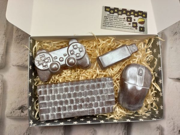 шоколадная клавиатура, мышь, флешка, геймпад